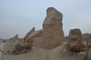 沙漠中的古老土堆遗迹