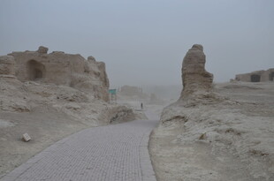 沙漠中的古老遗迹景观