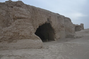 沙漠中的古老洞穴遗迹