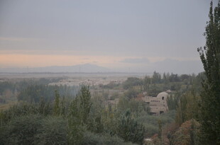 黄昏下的山林景色