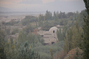 山间建筑隐于葱郁树林