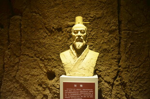 古代人物半身雕像展示