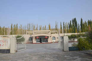 某建筑大门及周边景观