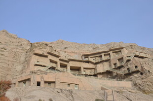 古老石窟建筑风貌