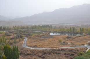 山间蜿蜒小路与开阔景致