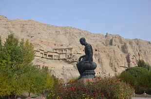 敦煌景观中的黑色雕塑