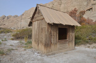 荒野中的古朴木质小屋