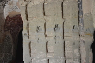 古老石柱纹理特写