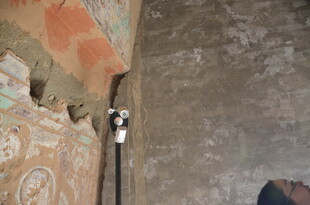 古老墙面上的神秘物件