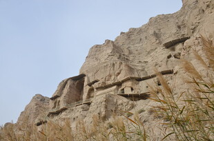 陡峭山崖与枯黄草木