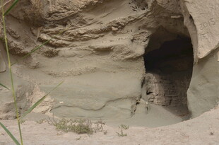 沙漠中的神秘洞穴入口