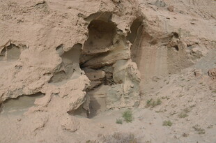 沙漠中的独特岩石洞穴