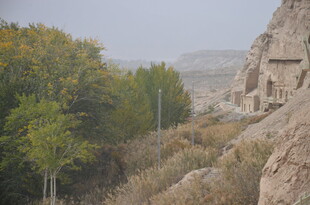 山间秋色与崖壁景观
