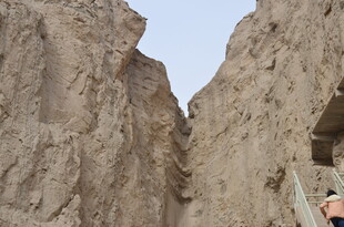 峡谷峭壁间的徒步者