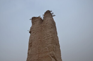 古老残塔屹立天际