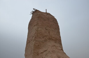 古老土塔屹立天际