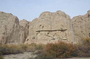 沙漠中的奇特土山景观