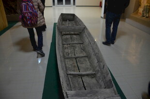 古代木质长舟展示