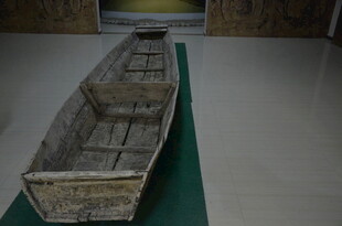 古朴木质小船模型展示