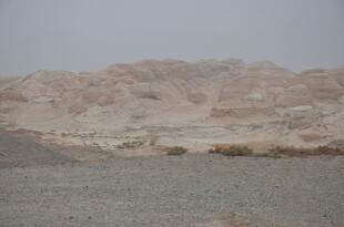 荒凉沙漠中的起伏山丘