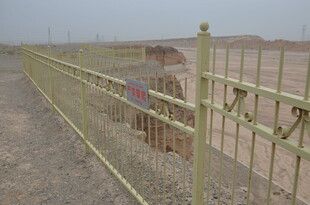 户外黄色金属围栏场景