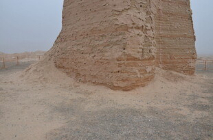 沙漠中的古老砖砌建筑遗迹