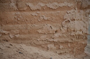 粗糙斑驳的土砖墙纹理