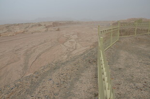 沙漠中的木质围栏景观