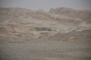 荒凉沙漠中的建筑景观