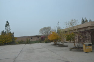 空旷户外场地及周边景致