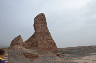 沙漠中的奇特土岩景观