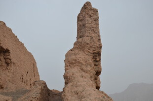 沙漠中的古老石柱遗迹