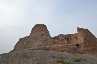 沙漠中的奇特土山景观