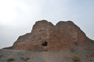 沙漠中的古老神秘土山
