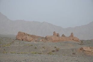 荒凉戈壁中的奇特土丘景观