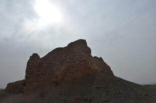 荒漠中的孤耸岩石