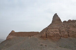 沙漠中的古老土筑遗迹