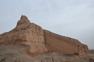 沙漠中的古老土筑遗迹