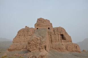 古老土筑遗迹屹立荒野