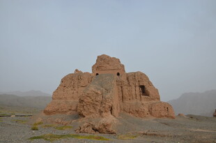 沙漠中的古老土筑遗迹