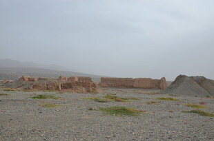 戈壁中的古老建筑遗迹