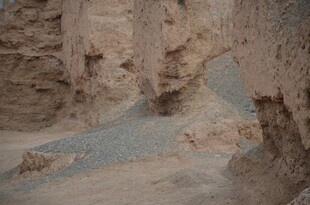 沙漠中的奇特岩壁景观