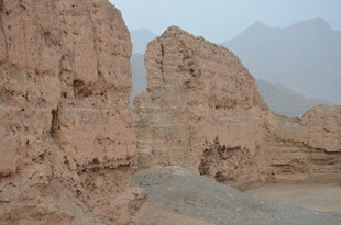 沙漠中的古老岩石景观