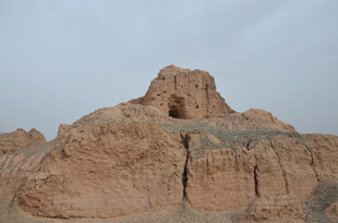 沙漠中的古老土丘遗迹