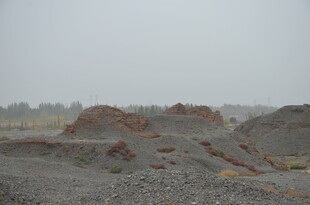 荒凉矿场地貌景观