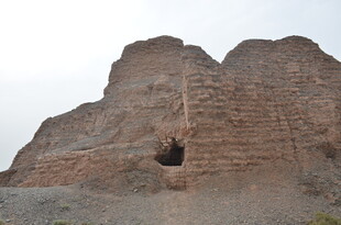 古老岩壁洞穴景观