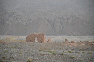 沙漠中的古老建筑遗址