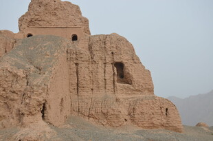 古老神秘的沙漠土筑遗迹