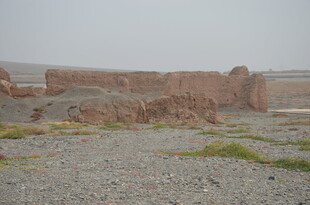 荒凉戈壁中的古老土墙遗迹