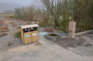 户外垃圾桶与周边环境